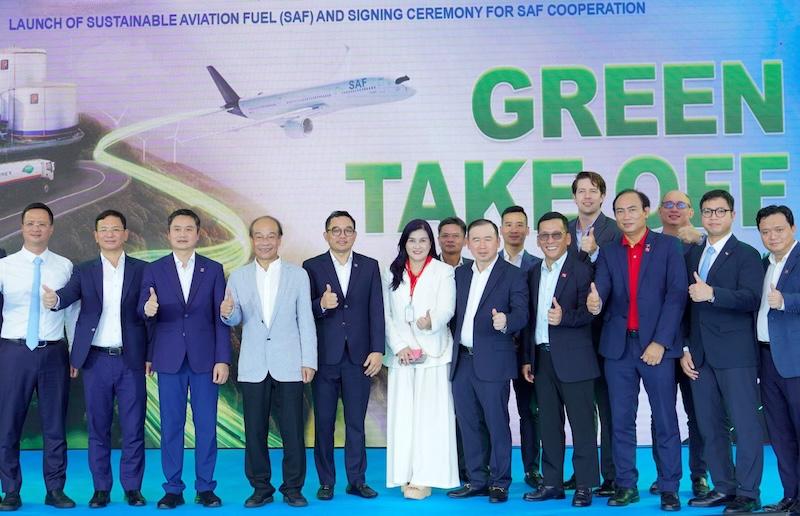 officials celebrating vietjet petrolimex agreement