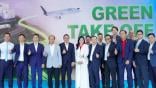 officials celebrating vietjet petrolimex agreement
